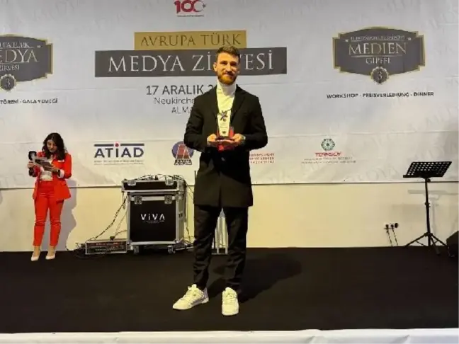 Salih Özcan Avrupa Türk Medya Zirvesi'nde ödül aldı