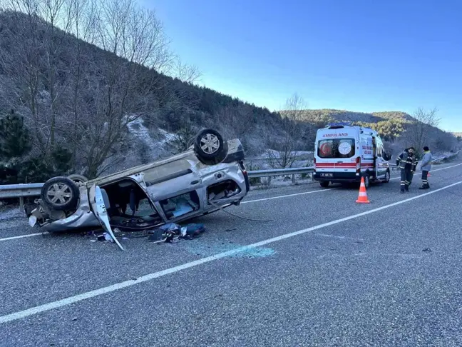 Kastamonu'da virajı alamayarak devrilen hafif ticari araç sürücüsü yaralandı