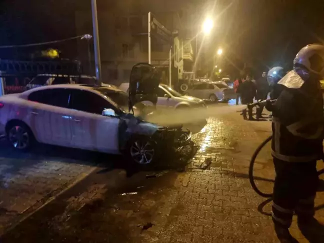 Adana'da Oto Galeri Önünde Otomobil Kundaklandı