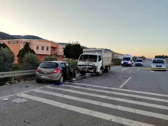 Manisa'da otomobil-kamyonet çarpışması: 1 ölü, 3 yaralı