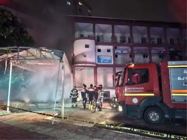 Adana'da Eski Hastane Binasında Yangın Çıktı