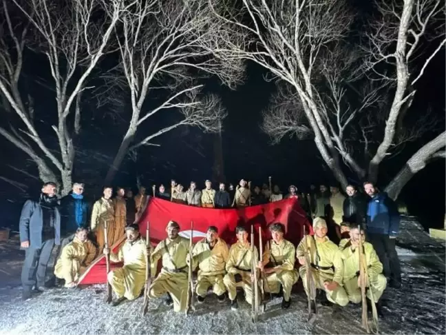 Sarıkamış Harekatı'nın 109'uncu yılı anma etkinliklerinde öğrenciler eksi 10 derecede 'saygı nöbeti' tuttu