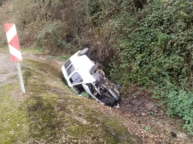 Trabzon'da minibüs şarampole devrildi, sürücü yaralandı
