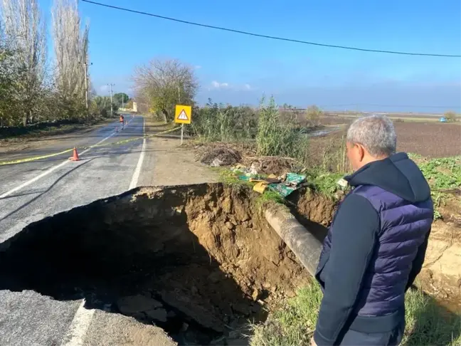 Aydın'ın Koçarlı ilçesinde yol çöktü, vatandaşlar uyarıldı