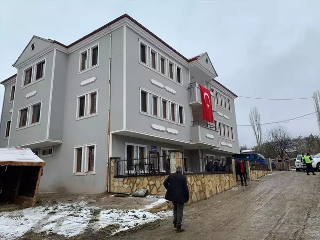 Şehit Piyade Uzman Onbaşı Yazıcı'nın Gümüşhane'deki köyüne Türk bayrakları asıldı