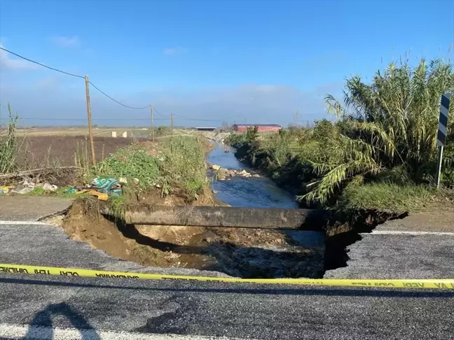 Aydın'ın Koçarlı ilçesinde sağanak nedeniyle yol çöktü