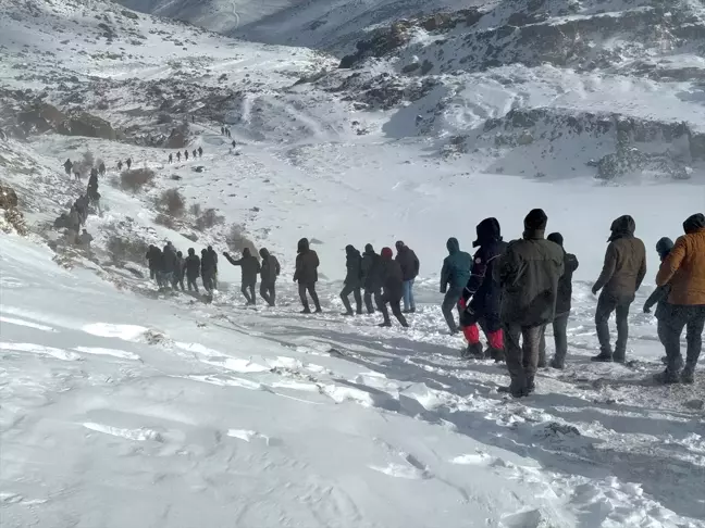 Ağrı'da kar nedeniyle iş makinesi uçuruma yuvarlandı: 3 ölü, 1 kayıp