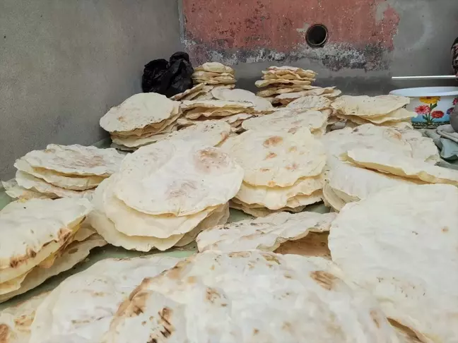 Kadınlar Kışlık Yufkalarını Yardımlaşarak Hazırlıyor