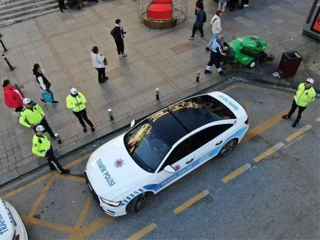 İstanbul Emniyet Müdürlüğü'nün Operasyonunda Ele Geçirilen Lüks Otomobiller Kadıköy'de Sergilendi