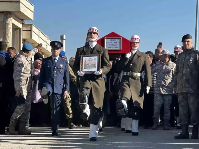 Pençe-Kilit Harekat Bölgesi'nde şehit olan asker son yolculuğuna uğurlandı