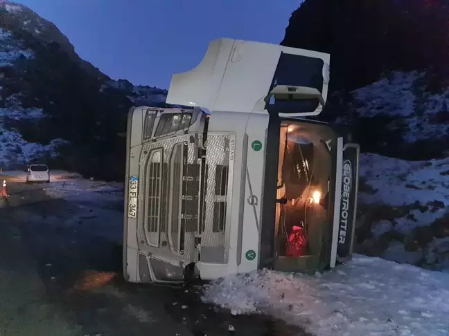 Erzurum'da tır devrildi, sürücü yaralandı