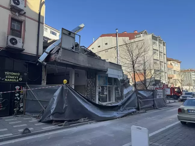 Bolu'da yıkılan binadan düşen moloz parçaları paniğe yol açtı