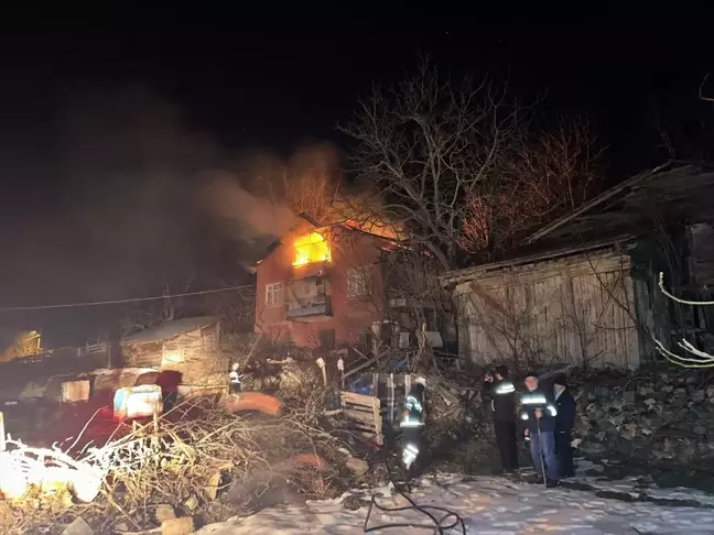 Bolu Gerede'de 3 Katlı Evde Yangın Çıktı