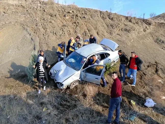 Yozgat'ta Otomobil Şarampole Devrildi: 5 Yaralı