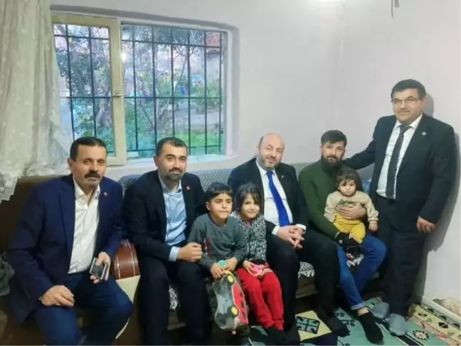 Saadet Partisi İntihar Girişiminde Bulunan Bir Babanın Ailesini Ziyaret Etti