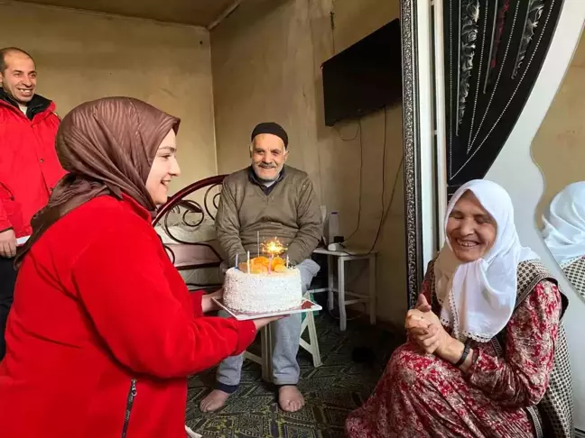 Ağrı'da Kızılay, İhtiyaç Sahibi Çiftin Doğum Gününü Kutladı