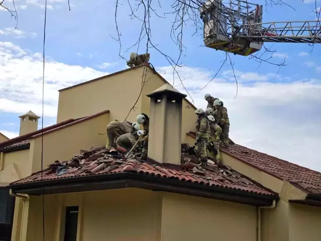 Sarıyer'de lüks bir villanın çatısında çıkan yangın kontrol altına alındı