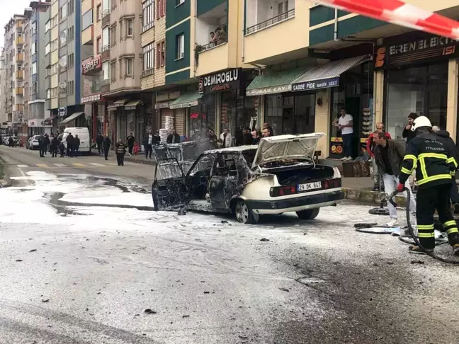 Trabzon'da sokak ortasında araç yangını