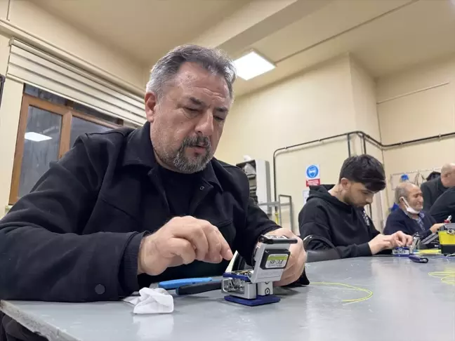 Uşak'ta Meslek Lisesi Öğretmeni Kocaeli'de Fiber Optik Kursuna Katılıyor