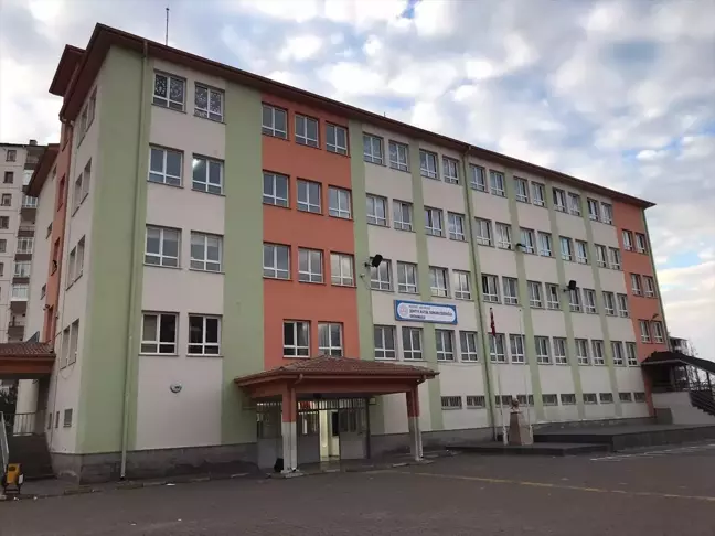 Şehit Astsubayın İsmi Verilen Okulun Gönüllü Yardımcısı Baba