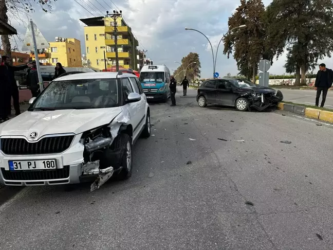 Dörtyol'da trafik kazası: İki otomobilde maddi hasar