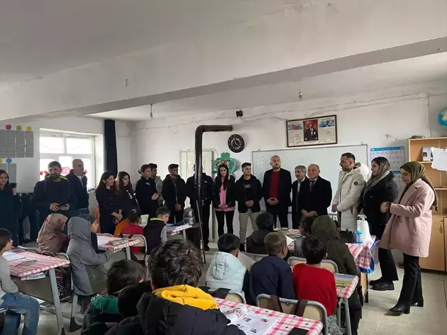 Mardin Artuklu Üniversitesi Öğrencileri Derik'teki İlkokul Öğrencilerine Yardım Etti