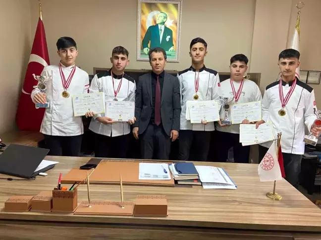 Karacabeyli Genç Aşçılar 2023 Türkiye Uluslararası Gastronomi Fuarı'nda Başarı Kazandı
