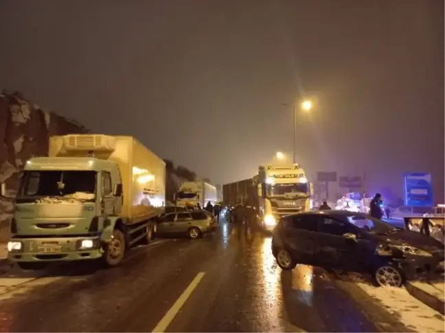 Kar yağışı nedeniyle zincirleme trafik kazası: 5 yaralı
