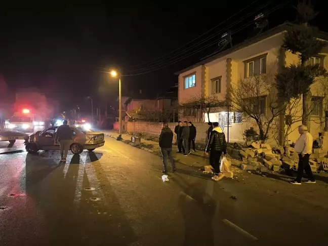 Burdur'da otomobil bahçe duvarına çarptı, 2 kişi yaralandı