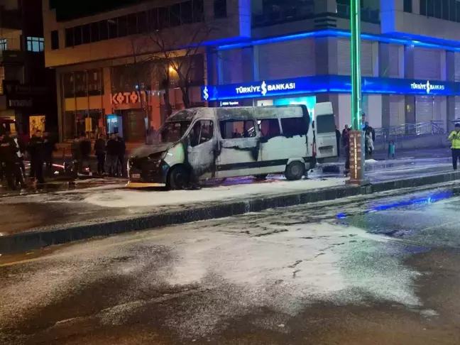 Diyarbakır'da Şehiriçi Minibüs Alev Alev Yandı