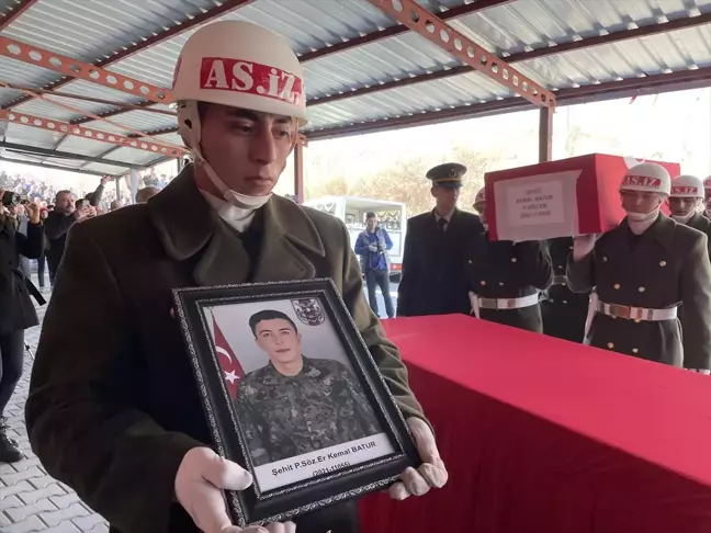 Pençe-Kilit Harekatı'nda şehit olan Piyade Sözleşmeli Er Kemal Batur, Niğde'de toprağa verildi