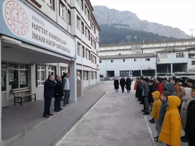 Amasya'daki okullarda şehitler için bir dakikalık saygı duruşu
