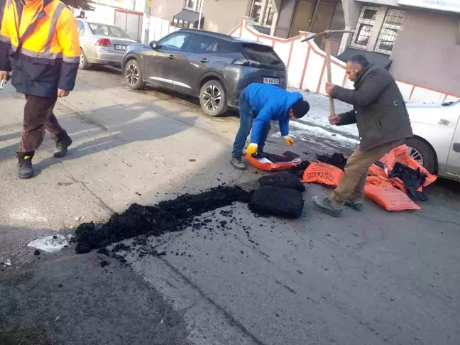 Kars Belediyesi, Kış Şartlarından Etkilenen Yolları Onarıyor