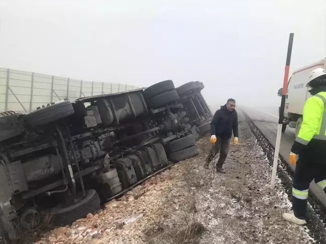 Sivas'ın Kangal ilçesinde tır devrildi, sürücü yaralandı