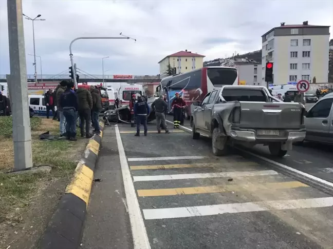 Trabzon'da trafik kazasında aynı aileden 5 kişi yaralandı
