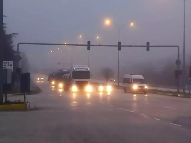 Afyonkarahisar'da sis nedeniyle görüş mesafesi düştü