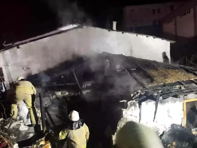 Ataşehir'de Gecekondu Yangını Kontrol Altına Alındı