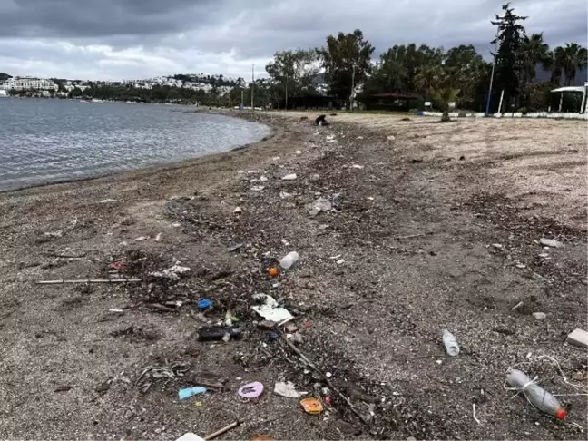 Bodrum'da Sağanak Sonrası Plajlarda Çöp Yığınları Oluştu
