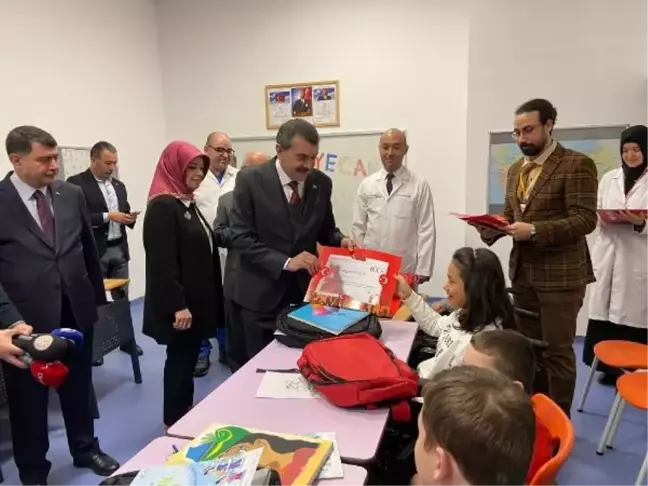 Milli Eğitim Bakanı, hastanede eğitim alan öğrencilere karnelerini dağıttı