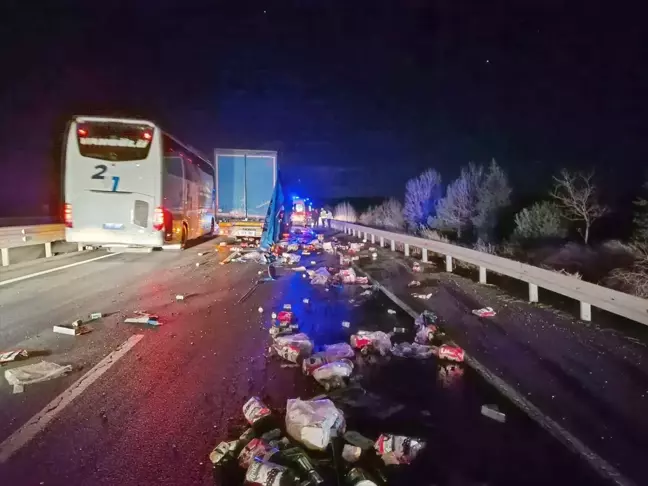 Akşehir'de arıza yapan tıra çarpan tırın sürücüsü yaralandı