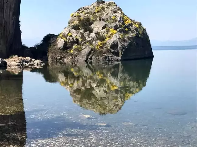 İznik Gölü'ndeki Kayanın Suya Yansıyan Figürleri Sosyal Medyada Fenomen Oldu