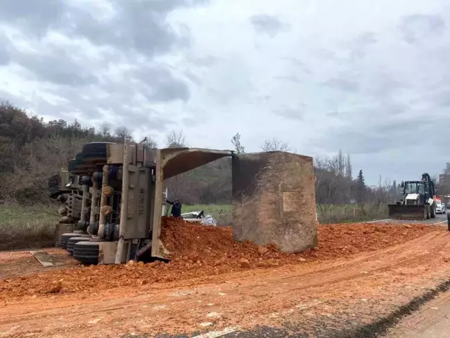 Balıkesir'de kaolin madeni yüklü kamyon devrildi, sürücü yaralandı