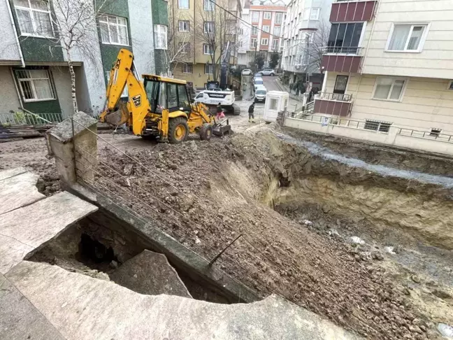 Avcılar'da İstinat Duvarı Çöken 4 Binanın Sakinleri Tehlikede