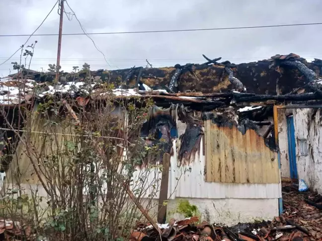 Tekirdağ'ın Hayrabolu ilçesinde çıkan yangında müstakil ev kullanılmaz hale geldi