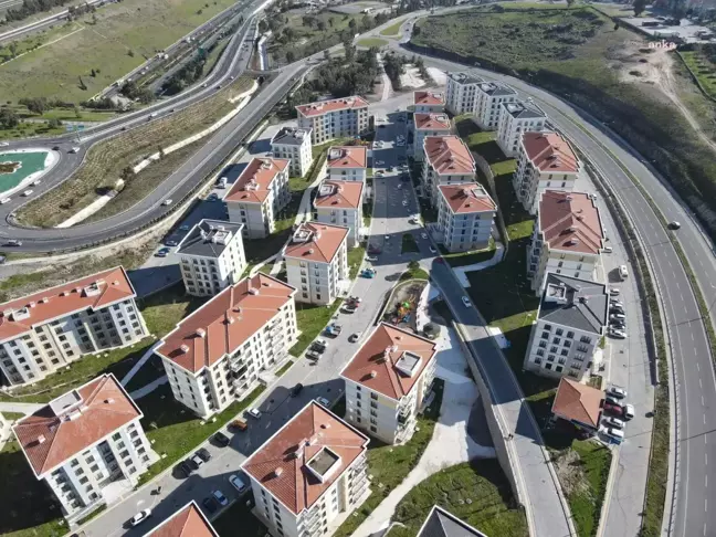 Bayraklı Belediye Başkanı Serdar Sandal, Cengizhan'daki TOKİ konutlarında çevre düzenlemesi yaptı