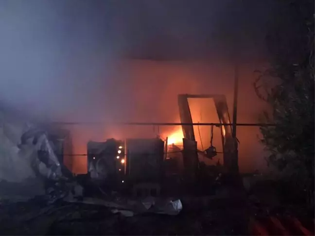Hatay'da depremzede vatandaşların yaşadığı konteyner yanarak kullanılamaz hale geldi