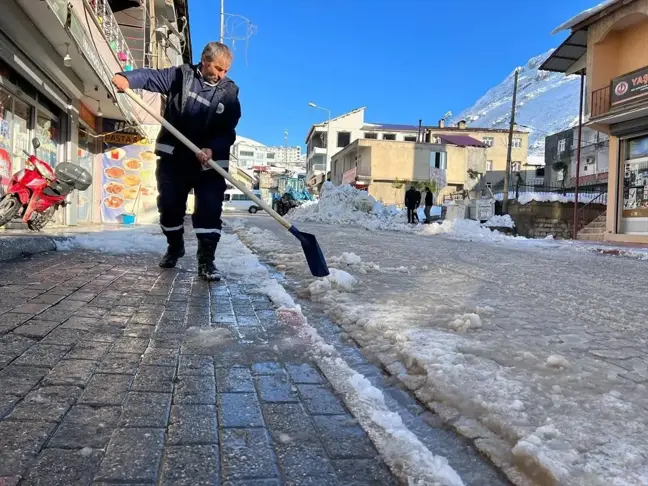 Siirt ve Şırnak'ta kar nedeniyle 10 yerleşim biriminin yolu ulaşıma kapandı