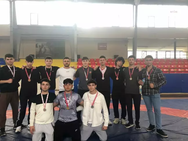 Torbalı Belediyesi Güreş Takımı İzmir'de büyük başarıya imza attı