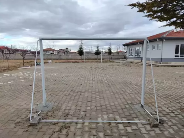Eskil'deki Öğrenciler Köy Okullarına Spor Ekipmanları Yaptı