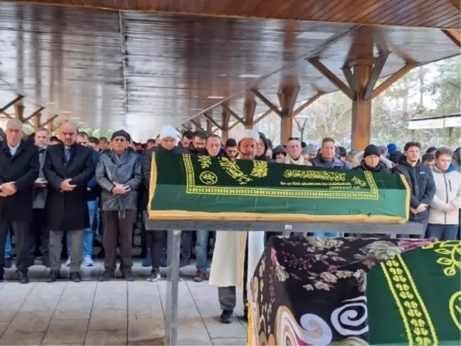 Düzce'de Otomobil Kazası: Baba ve Kızı Toprağa Verildi